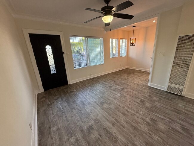 Living Room - 5313 S Manhattan Pl Rental
