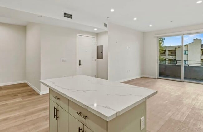 Photo - 439 Oak St Unit #301