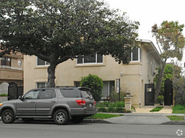 Building Photo - 328-330 S Doheny Dr