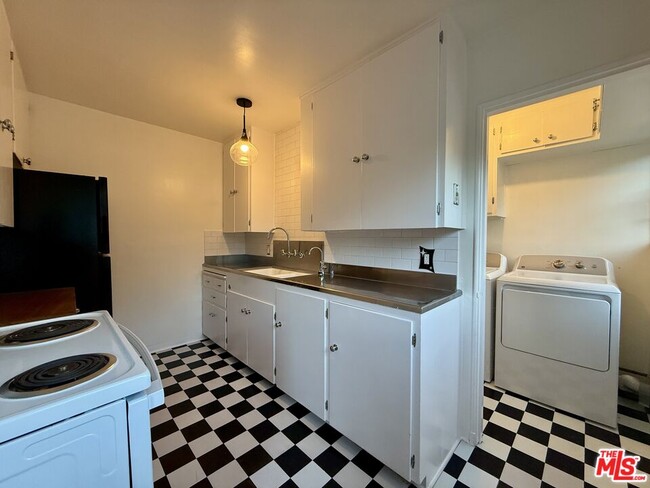 Photo - 5560 Village Green