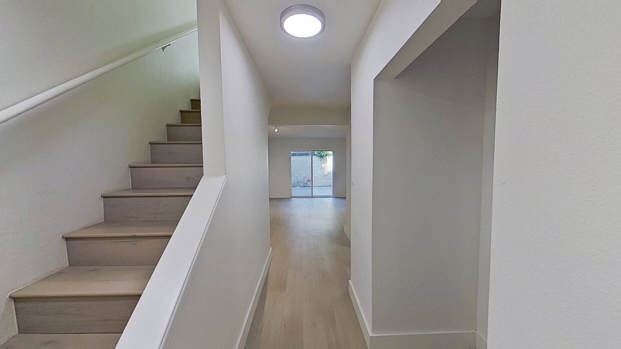 3D Tour - 437-443 W Valencia Dr