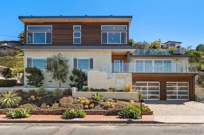 Photo - 923 Muirlands Vista Way