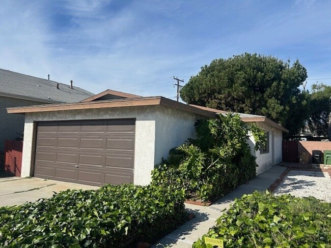 Building Photo - 3511 Unit 01