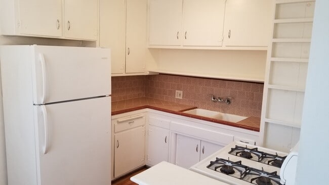 Building Photo - 7114 Haskell Ave Unit 2 - 1st floor