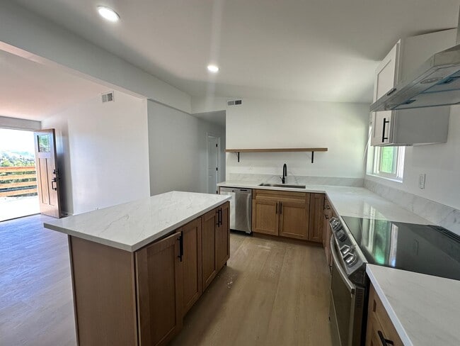 Available Now! Amazing Views and Spacious ... - Available Now! Amazing Views and Spacious ... House