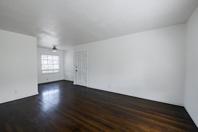 Building Photo - 2032 Delaware Ave Unit 2100a