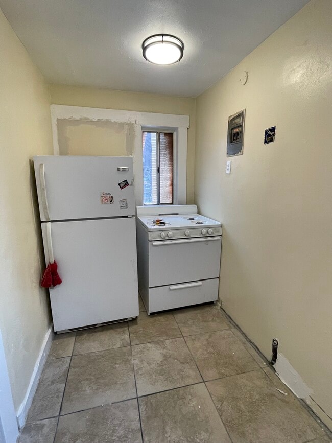 Refrigerator & Stove / Range provided - 1120 S Berendo St Unit 1120.5