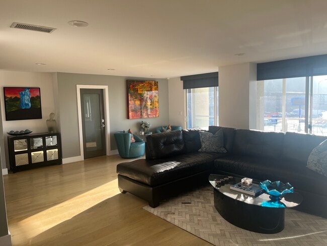 Family room - 723 Palisades Beach Rd Unit 211