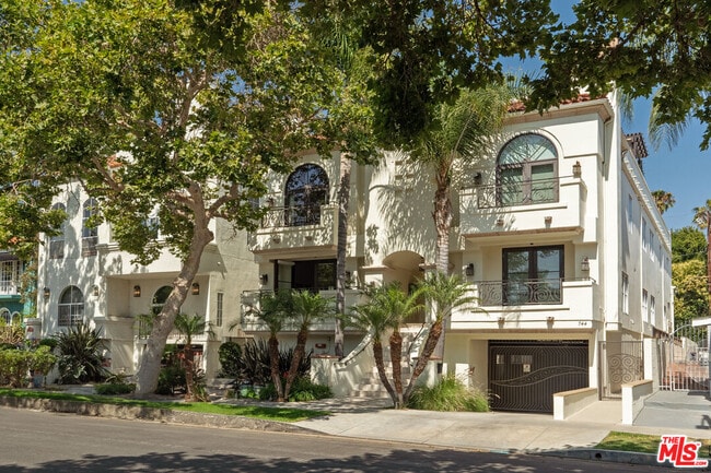 Building Photo - 744 N Alfred St Unit 104
