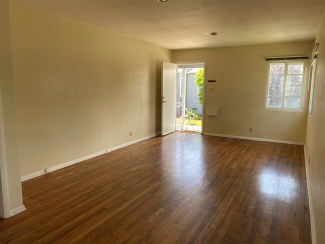 Building Photo - 8836 Ramsgate Ave Unit 8836