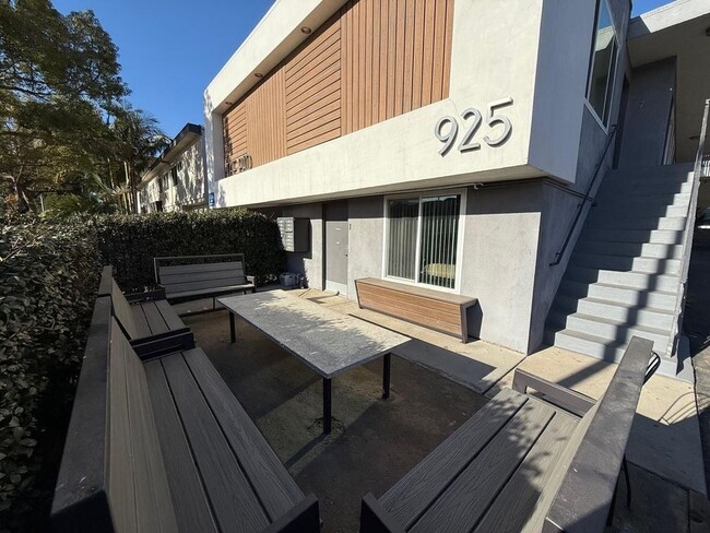 Photo - 925 W 30th St Unit 4