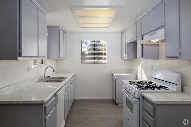 1BR, 1BA - 720SF - Kitchen - Lakeridge Apartments