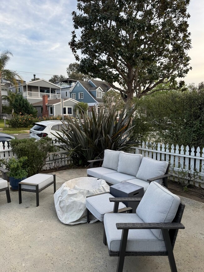 Building Photo - 511 Poinsettia Ave