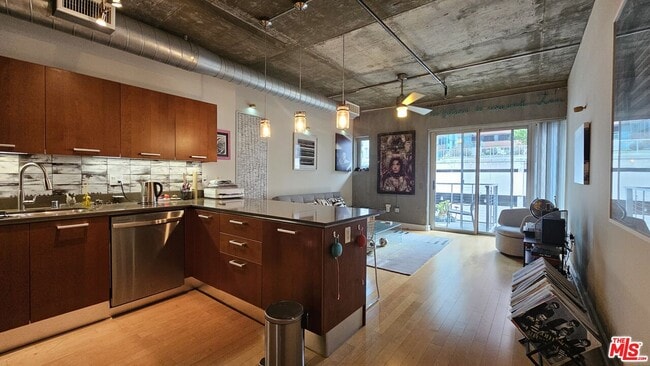 Building Photo - 645 W 9th St Unit 609