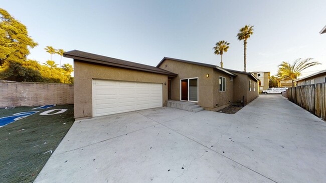 Big parking lot!! - Big parking lot!! House