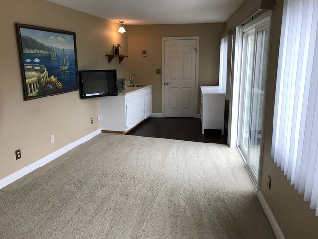 Building Photo - 8700 Rumson Dr