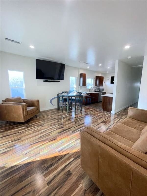 Photo - 646-646 W 19th St