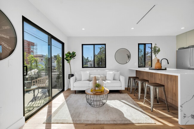 Photo - 651 N Wilton Pl