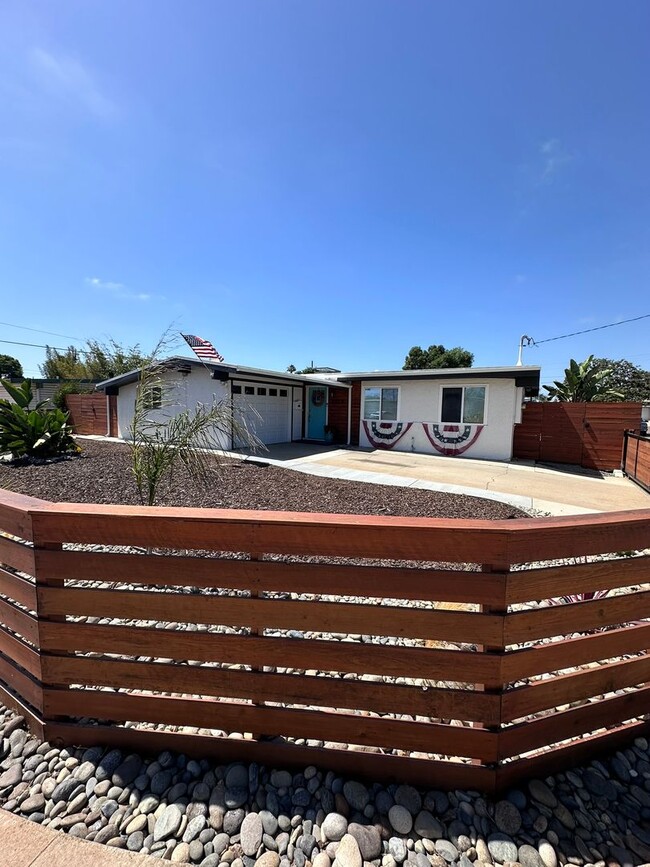 Building Photo - Open Floor Plan in this Stunning 3 bedroom 2 bath home in Imperial Beach!