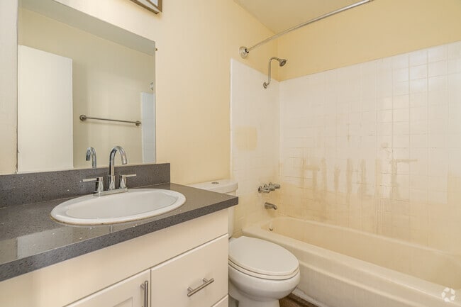 2BR, 1BA - 950SF - Bathroom - 10560 Haddon Ave