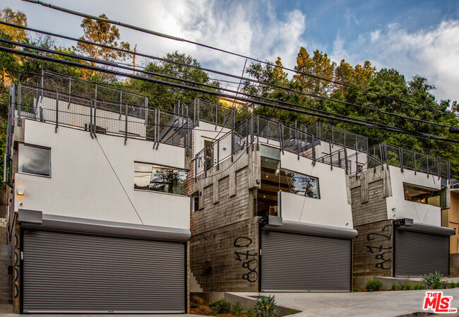 Building Photo - 8870 Wonderland Ave