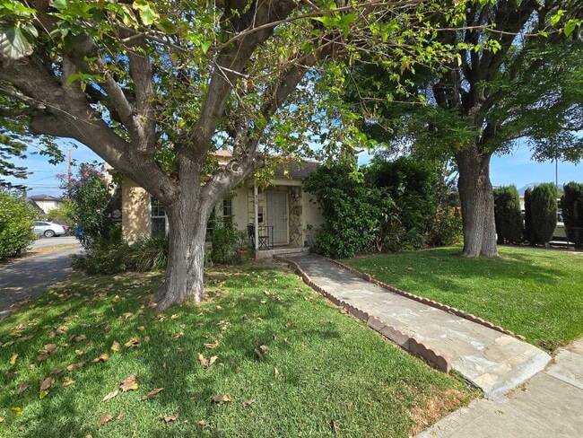 Building Photo - 310 N Florence St Unit 314