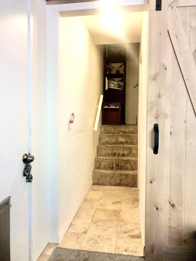 Guest Unit Private Entrance - 6231 Fairview Pl Unit Guest