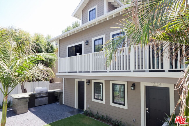 Building Photo - 1238 W 30th St Unit 1238.1