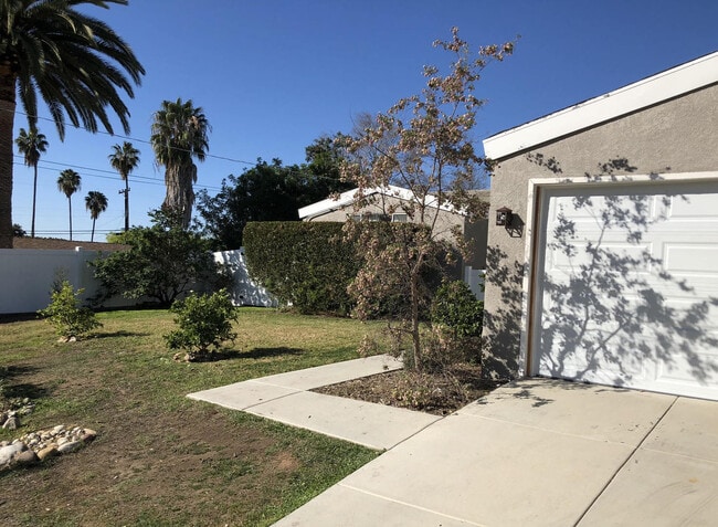 Building Photo - WALK TO SDSU! 5 bed 2 bath House w/ A/C