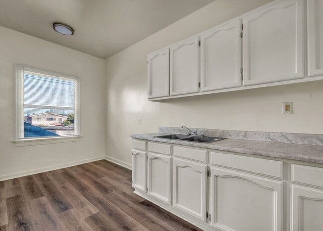 Building Photo - 1628 W 45th St Unit 206