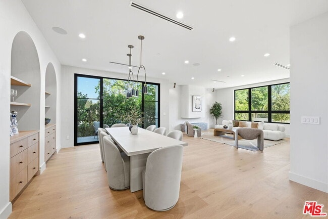 Photo - 16643 Addison St