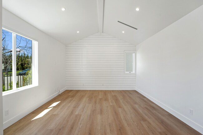 Photo - 9812 Oso Ave