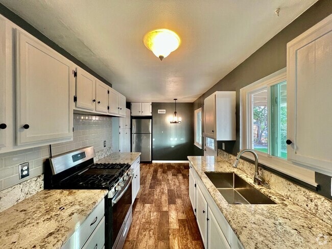 Building Photo - Beautiful 3B/2BA home with Washer/Dryer & ...
