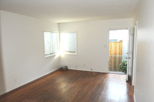 Sitting Rm - Facing Entry - 2444 Oak St Unit D