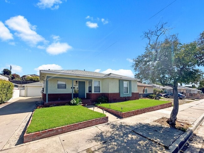 Building Photo - Gorgeous 3B/2BA house w/ Large Backyard, A...