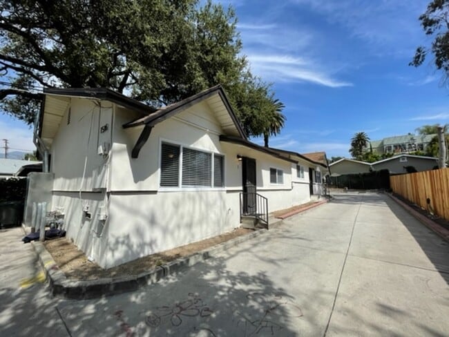 Building Photo - 1518 El Sereno Ave Unit #1