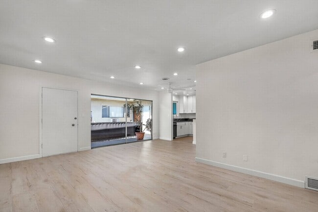 Photo - Stunning 2+2 in a mid-century complex Unit 15