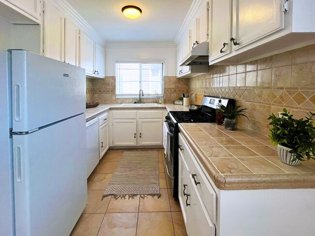 Building Photo - 216 S Gale Dr Rental