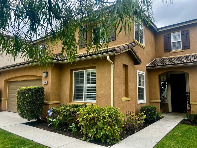 Stunning 4br + Den located on a view lot i... - Stunning 4br + Den located on a view lot i...