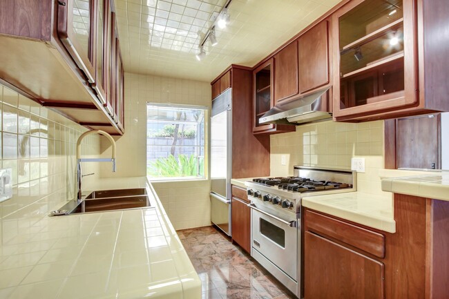 Building Photo - 807 5th St