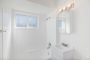 2BR, 1BA - 790SF - Bathroom - Vistan Apartments