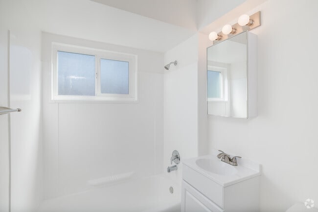 2BR, 1BA - 790SF - Bathroom - Vistan Apartments