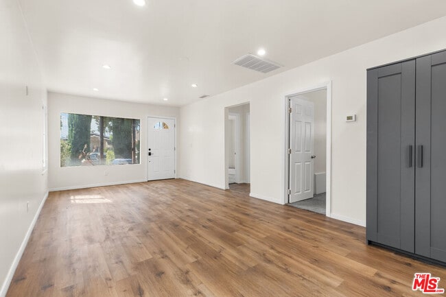Photo - 1351 W 70th St
