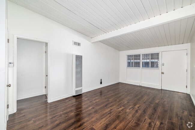1BR, 1BA - 604SF - Living Room - 4115 Palmwood