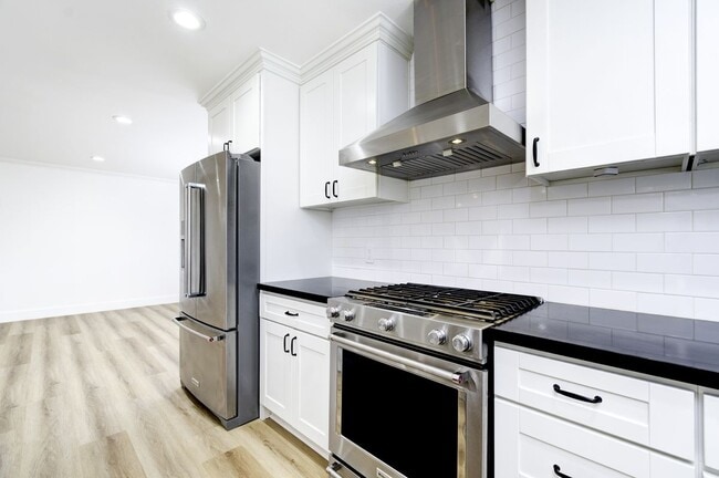 Photo - 641 Joann St