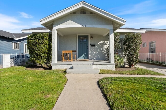 Photo - 1249 W 56th St House