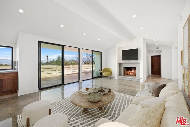 Photo - 14315 Mulholland Dr