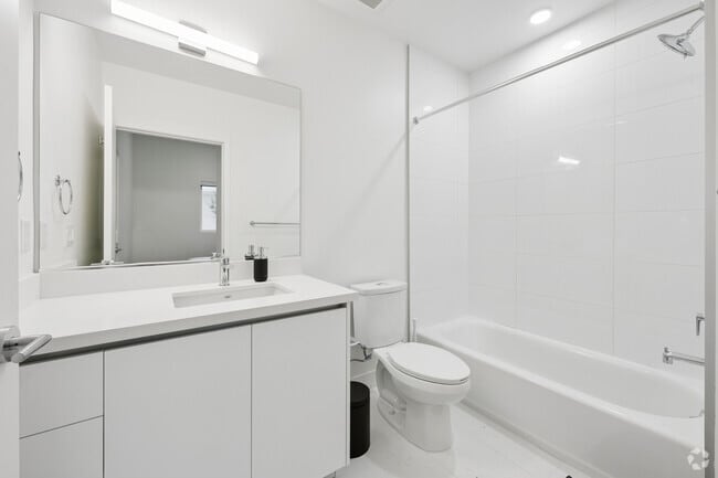 5BR, 5BA - Unit 104 - Bathroom - 626 N Wilton Pl