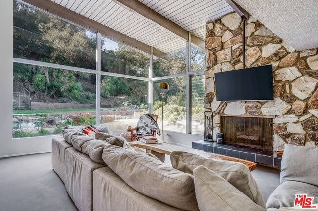 Photo - 2436 Arbutus Dr