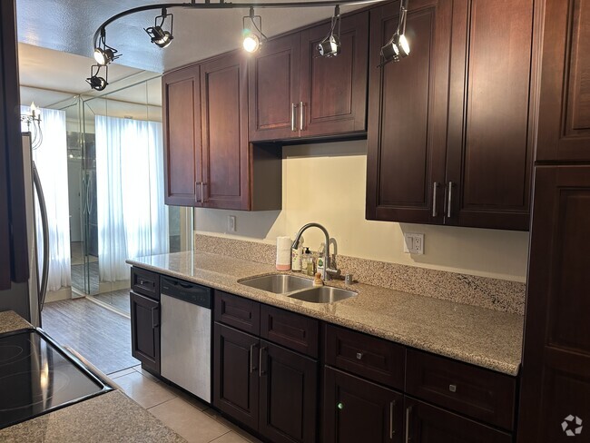 Building Photo - 622 S Barrington Ave Unit 1004 Rental